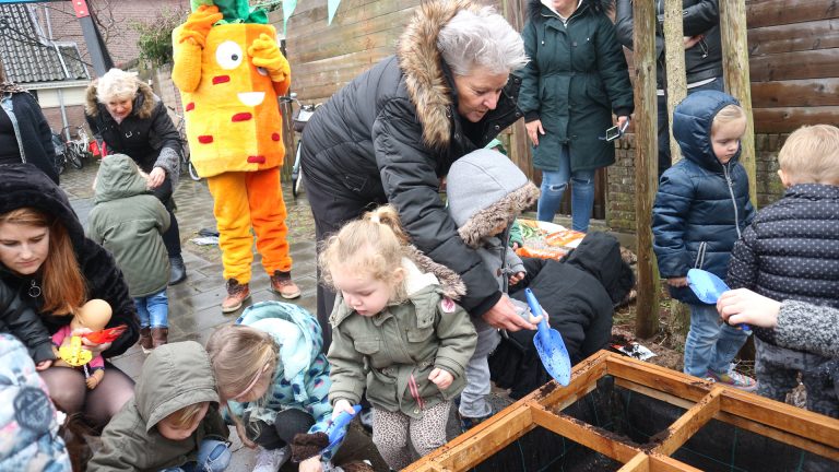 Wethouder Konijn opent eerste Smakelijke Moestuin in Alkmaar