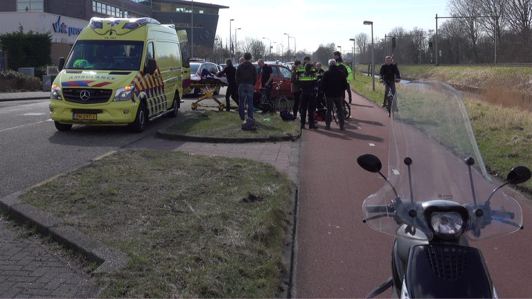 Fietsster gewond bij botsing, fout geparkeerde auto mogelijke factor