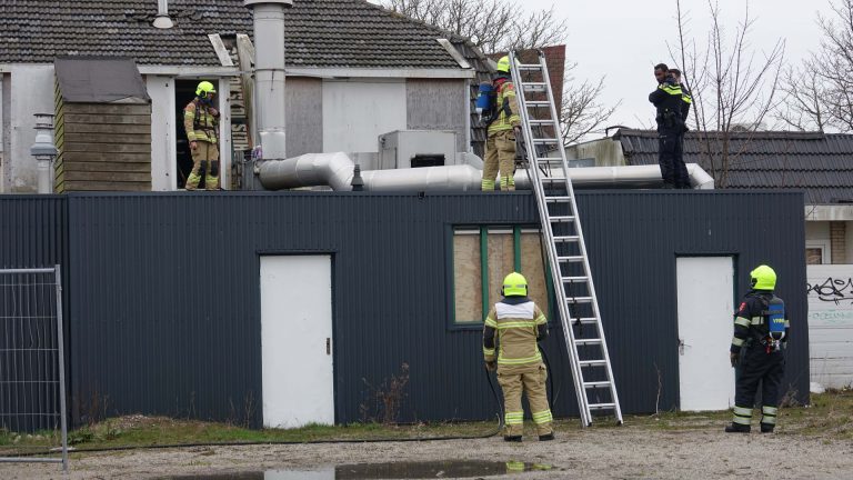 Brand in illegaal bewoond slooppand op hoek Industriestraat/Stationsweg