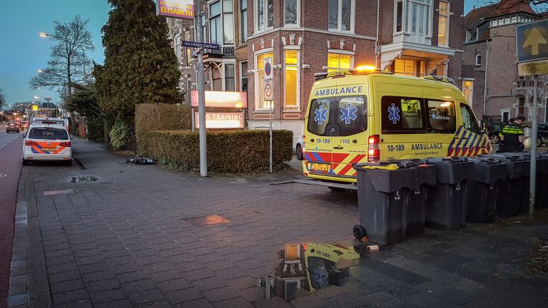 Afslaande auto raakt snorfietser op Kennemerstraatweg in Alkmaar