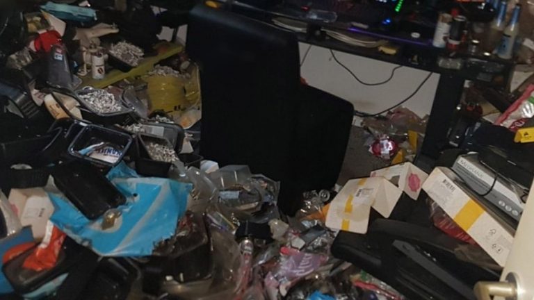 Politie ontdekt zwaar vervuilde woning in De Mare Alkmaar