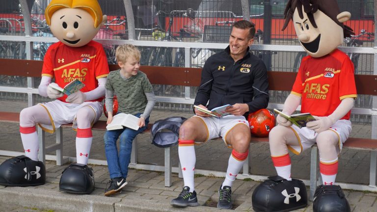 AZ en Bibliotheek bevorderen leesvaardigheid met project ‘Scoor een boek!’