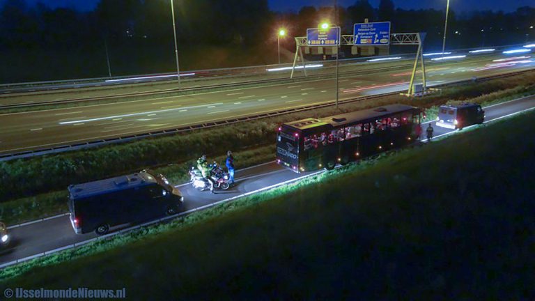 AZ supportersbus aan de kant gezet; twee aanhoudingen