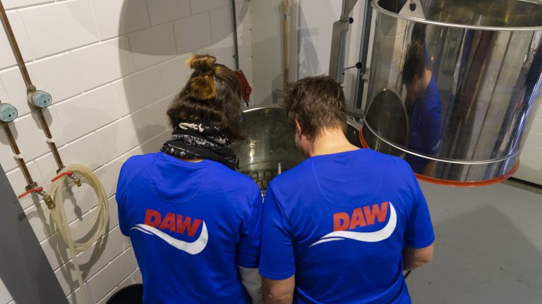 Jarige zwemclub DAW brouwt zelf een jubileumbier