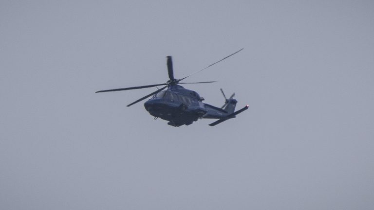 Grote klopjacht op gewapend persoon in en om De Hoef