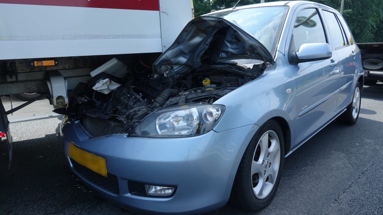 Auto klapt op bestelbus bij N9