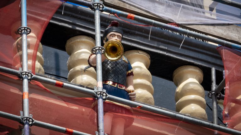 Doeken en steigers worden maandag van Waagtoren verwijderd