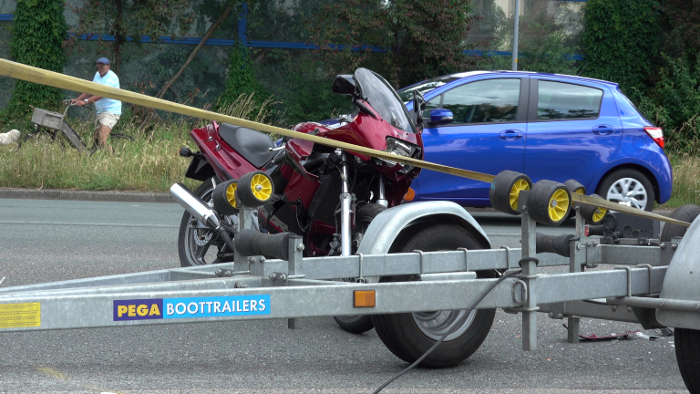 Motorrijder klapt op boottrailer in Alkmaar
