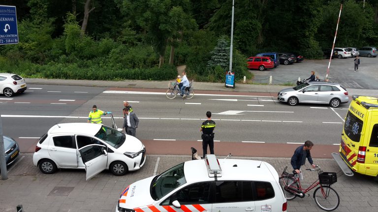 Mogelijk gebroken kaak door plotseling geopende autodeur