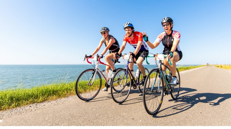 Zonovergoten Ronde van de Westfriese Omringdijk trekt 2.500 fietsers