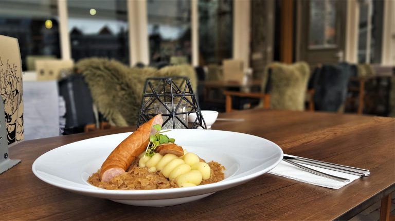 Traditioneel aan de zuurkool bij theaterspektakel Victorie!