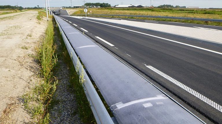 Wereldprimeur langs N194: folie met zonnecellen op vangrail
