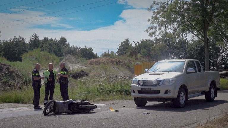 Scooterrijder gewond na aanrijding met pick-up truck