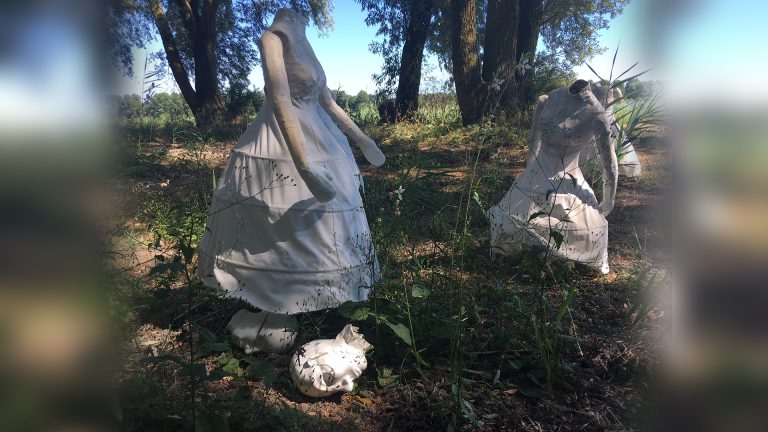 Vandalen slopen opnieuw ‘Witte Wieven’ bij Geestmerambacht