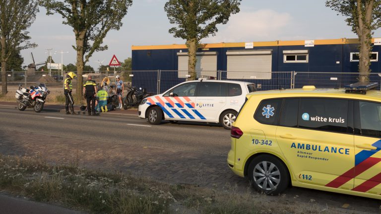 Scooterrijdster onderuit op Koedijkerstraat