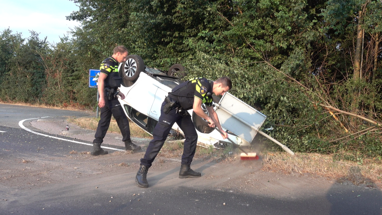 Slaperige bestuurder belandt ondersteboven in berm langs Westdijk