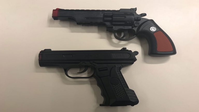 Politie neemt imitatievuurwapens in beslag na melding