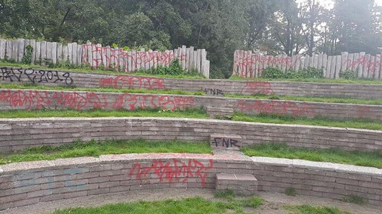 Openluchttheater De Oude Kwekerij beklad met graffiti