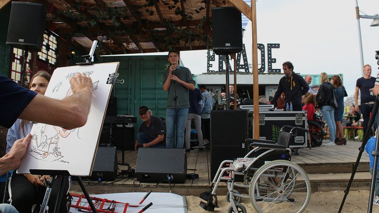 Positieve vibe bij Stadsstrand De Kade tijdens Mentaal Centraal