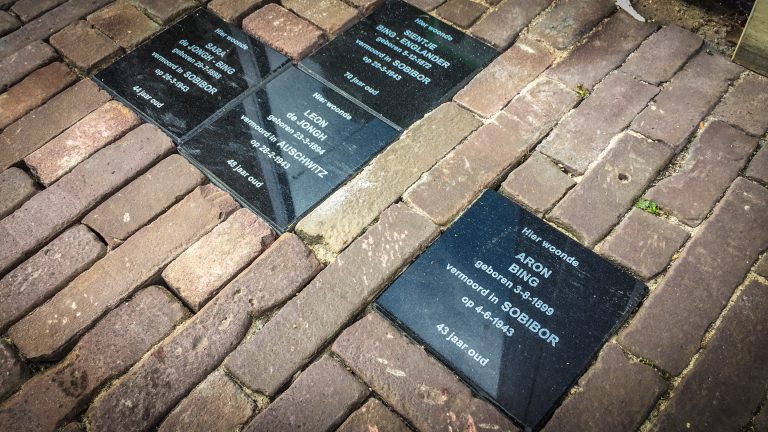 ‘Gouden’ Stolpersteine vervangen door granieten herdenkingsstenen
