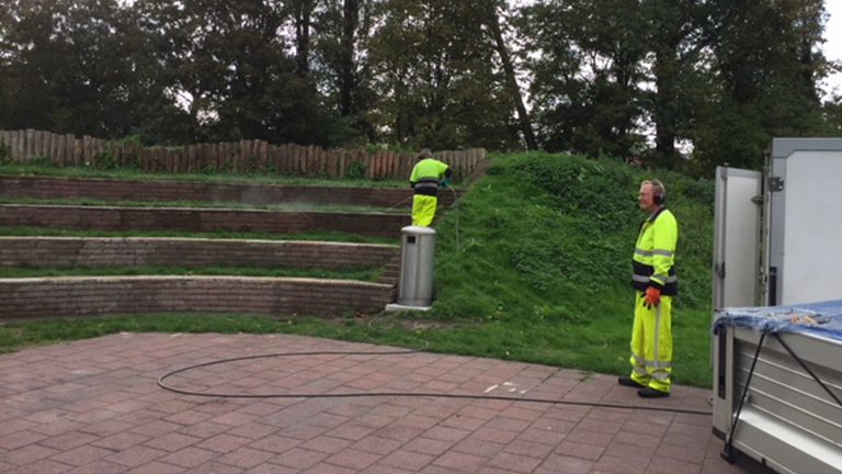 Amfitheater in Park de Oude Kwekerij weer schoon