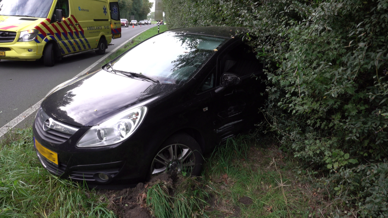 Automobiliste gewond na tik van vrachtwagen op N245