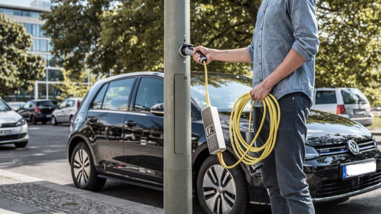 Gemeente Alkmaar doet onderzoek naar lantaarnpalen als oplaadpunt
