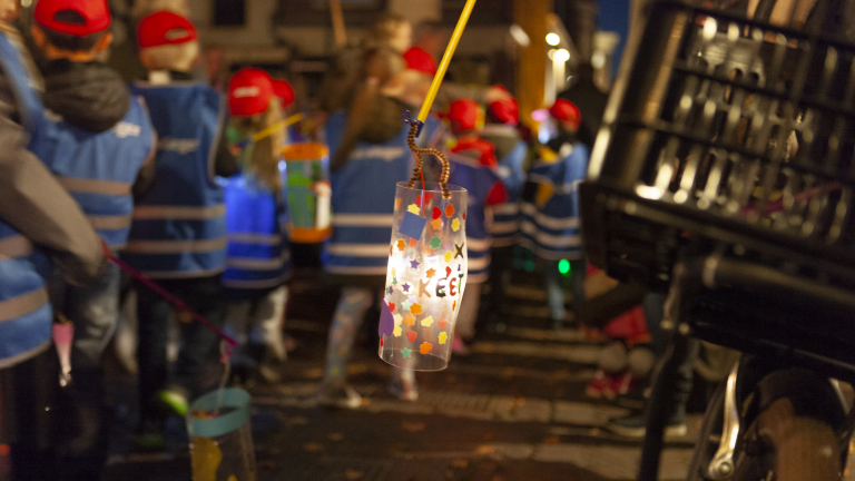 Sfeervolle muzikale lampionoptocht door Grote Kerk en Alkmaarse binnenstad