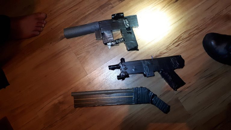 Kind maakt nepwapens misschien toch iets te realistisch