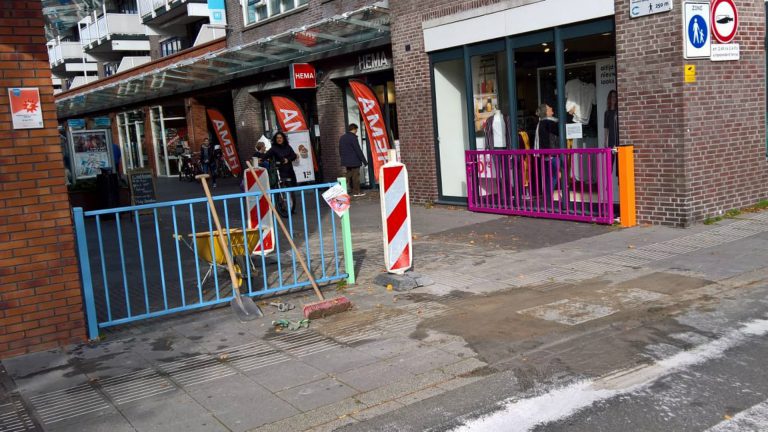 Blindengeleidestrook De Mare aangepast aan hek