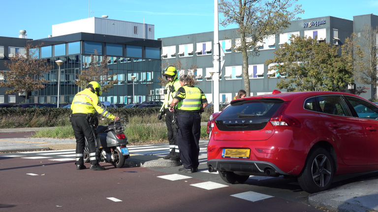 Vrouw op snorscooter aangereden op rotonde Hertog Aalbrechtweg
