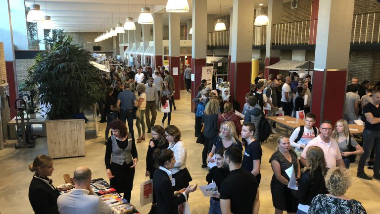 Beroepenmarkt succes op PCC Oosterhout Alkmaar