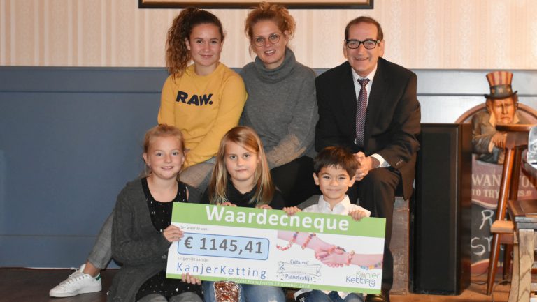 Pianoleerlingen halen flink geldbedrag op voor de KanjerKetting
