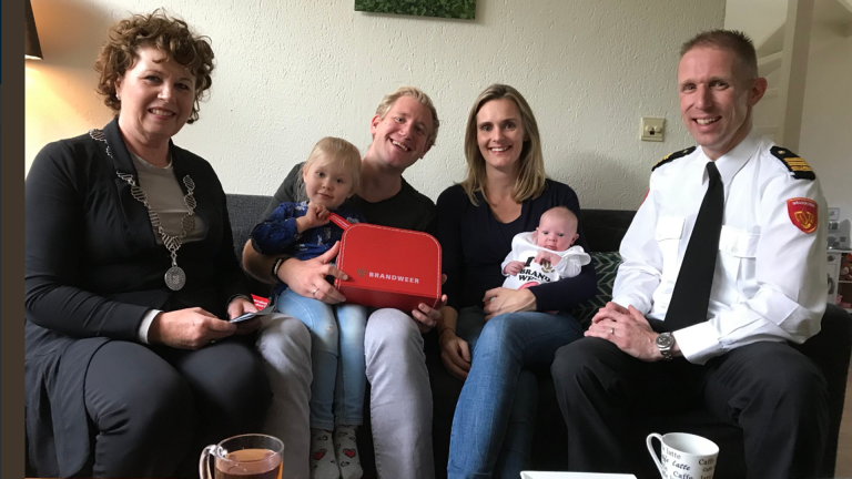 Brandweerkoffertje voor jongste Langedijker