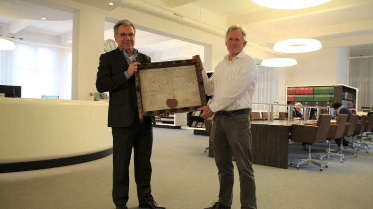 Regionaal Archief krijgt vier eeuwen oude charter uit Noord-Scharwoude