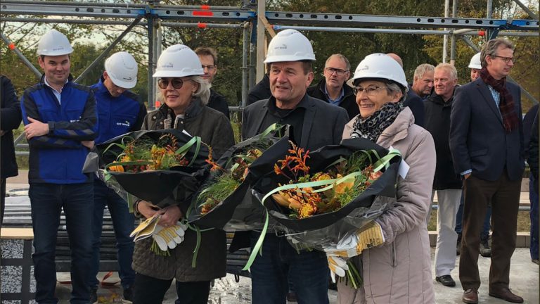 Waardse wethouder Does start officieel nieuwbouw aan Van Foreestraat