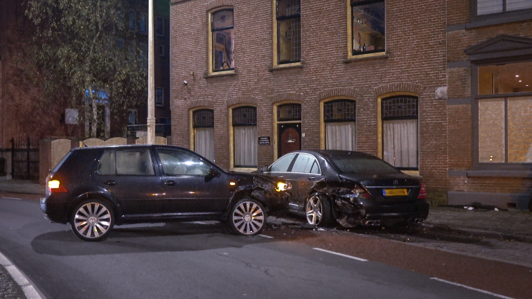 Macht over stuur kwijt: Golf ramt geparkeerde Mercedes