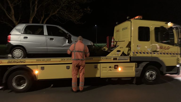 Auto op de kant in Koedijk, bestuurder ongedeerd