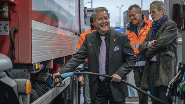 Wethouder Marcel van Zon tankt eerste Alkmaarse blauwe diesel