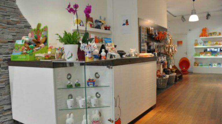 Kinderboekenschrijfster brengt bezoek aan De Vrolijke Boekenwurm in Alkmaar ?