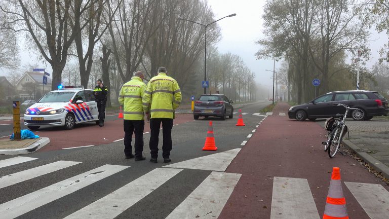 Fietser gereanimeerd na aanrijding met lesauto op Vondellaan Heerhugowaard