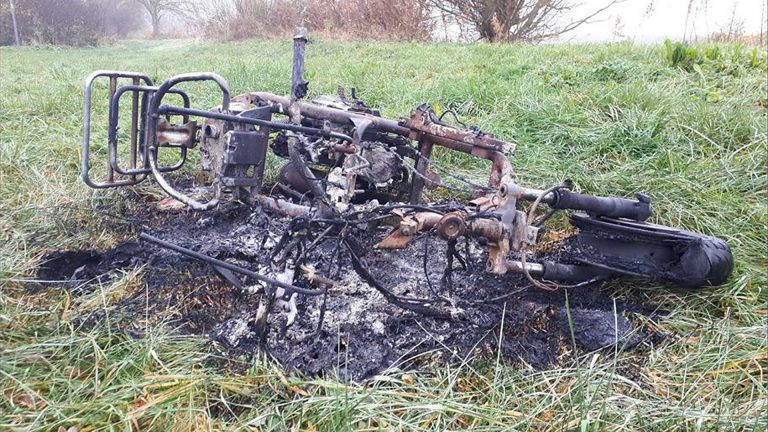 Gestolen scooter afgebrand achtergelaten