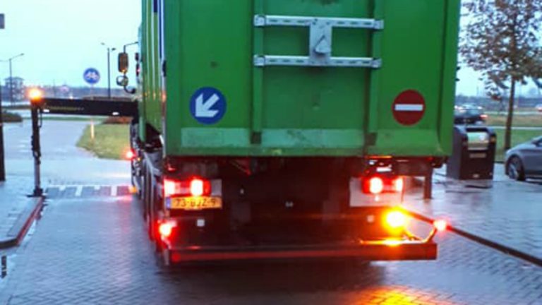 Waards meisje fietst met hoofd tegen stabilisatorarm vrachtwagen