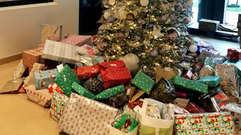 Medewerkers VRNHN en GGDHN verzamelen kerstcadeaus voor Voedselbank Alkmaar