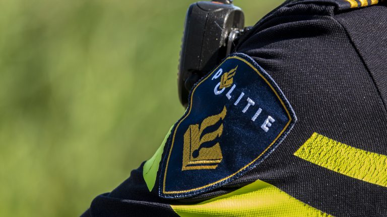 Bestuurder laat auto total loss achter op Laan van Rome in Alkmaar