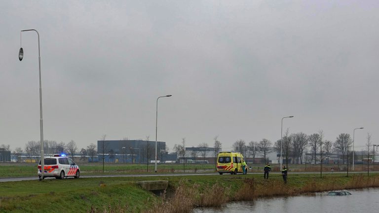 Automobiliste eindigt rit in water langs Westfrisiaweg