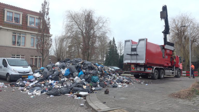 Lading afval in vuilniswagen vat vlam in De Rijp