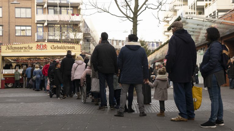 Lange rijen bij oliebollenkramen