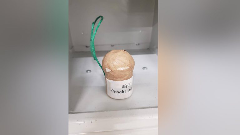 Jongen (13) gooit nitraat naar politie en brandweer