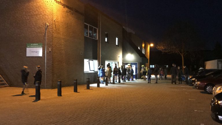 Deimoshal ontruimd vanwege geur, brandweer doet meting en evacueert